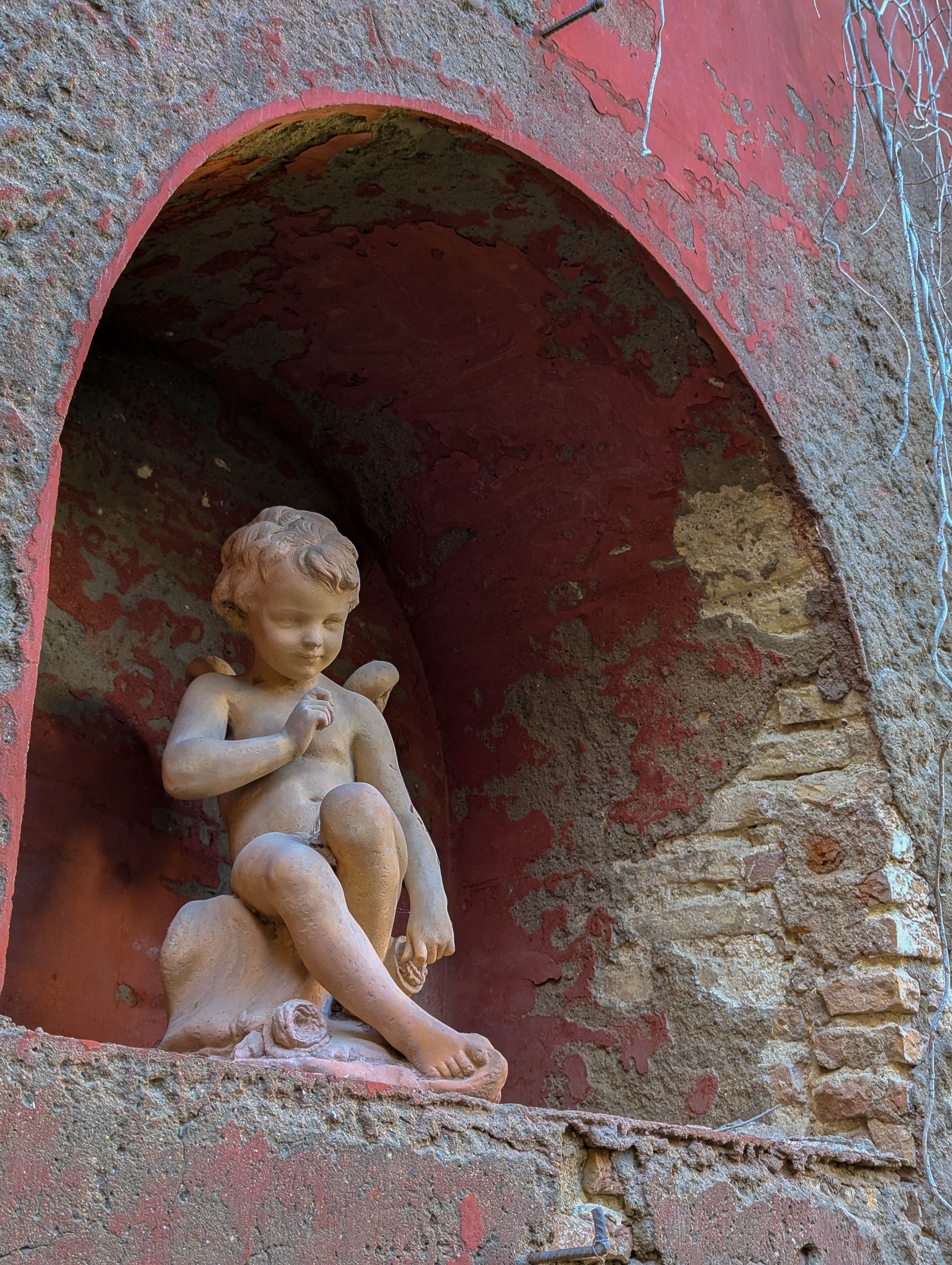 Putti in an arch